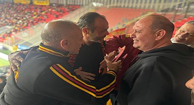 Başkan çiçek mazbatayı aldı tribüne koştu