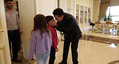 BAŞKAN ÖZER, ESENYURT'TA SOKAK KÖPEĞİNİ YAĞMURDAN KORUYAN KÜÇÜK AYAZ’I MAKAMINDA AĞIRLADI