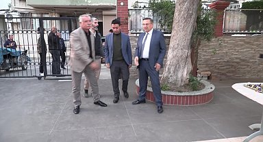 Bayraklı Belediye Başkanı Önal, bayramın ilk gününde ilçe sakinleriyle buluştu