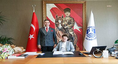 BODRUM BELEDİYE BAŞKANI MANDALİNCİ, KOLTUĞUNU ORTAOKUL ÖĞRENCİSİ ERDOĞAN’A DEVRETTİ 