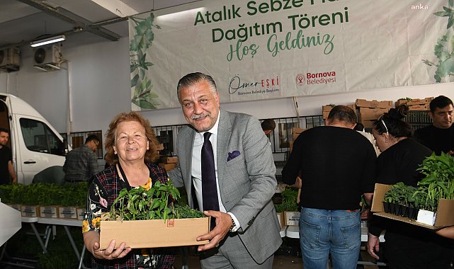 BORNOVA BELEDİYESİ, KENDİ ÜRETİMİ OLAN 500 BİN YERLİ FİDEYİ VATANDAŞA DAĞITIYOR