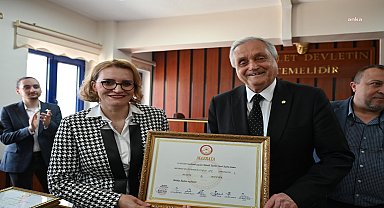 BOZÜYÜK BELEDİYE BAŞKANLIĞINA YENİDEN SEÇİLEN BAKKALCIOĞLU, MAZBATASINI ALARAK GÖREVİNE BAŞLADI