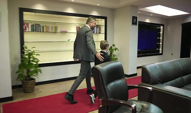 Buca Belediye Başkanı Duman, koltuğunu ilkokul öğrencisi Işıklı'ya devretti