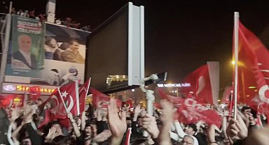 Bursa Büyükşehir Belediye Başkanlığını kazanan Bozbey çiftetelli oynayarak kutlama yaptı