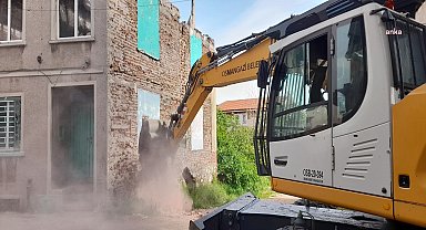Bursa Osmangazi'de metruk binalar yıkılıyor