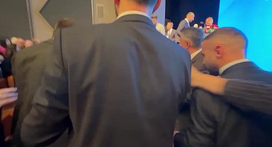 BURSA YILDIRIM'DAKİ MAZBATA TÖRENİNDE AKP'Lİ MECLİS ÜYESİ CHP'Lİ MECLİS ÜYESİNİ DARP ETTİ