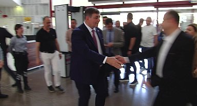 Cemil Tugay, huzurevi sakinlerini ziyaret ederek ellerini öptü: "İleri yaş hizmetlerini gerçekleştireceğiz"