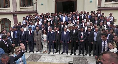 CHP GENEL BAŞKANI ÖZEL MANİSA'DA MESİR MACUNU SAÇTI, MANİSALILARLA BİRLİKTE SAÇILAN MACUNLARDAN YAKALADI