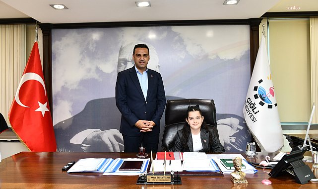 Çiğli Belediye Başkanı Yıldız, koltuğunu ilkokul öğrencisi Kırkmalı'ya devretti