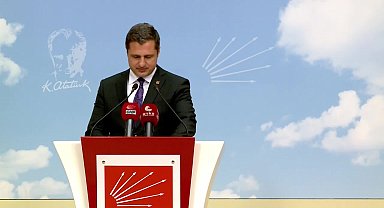 Deniz Yücel: "Emekçilerin elini havada bırakmayın. Taksim Meydanı'nı 1 Mayıs'a açmaktan korkmayın"