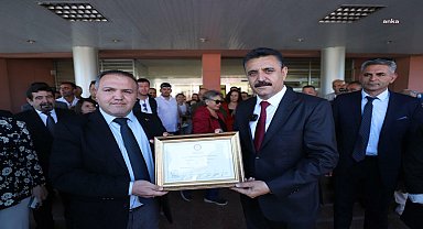 Dikili Belediye Başkanı Adil Kırgöz, mazbatasını aldı: "güzel Dikili'mize hizmetler sunmaya devam edeceğiz"