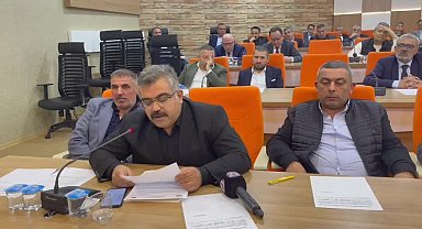 Elâzığ Belediye Meclisi'nde faaliyet raporunun okunmadan oylanması tartışma yarattı. YRP, işlemi Danıştay'a kadar taşıyacağını açıkladı