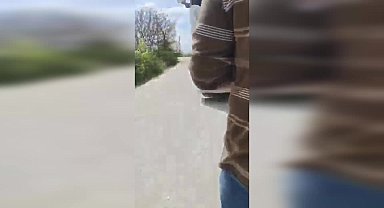 Elazığ Sugözü Mahallesi Muhtarı Gündoğan, mahallesinin yolunun yapılmadığı gerekçesiyle kamyonetin önünde oturma eylemi yaptı