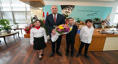 Gaziemir Belediye Başkanı Işık, koltuğunu çocuklara emanet etti