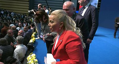 İYİ PARTİ KURULTAYINDA KADIN ADAY GÜNAY KODAZ, GEREKLİ İMZAYI SON ANDA TOPLADI