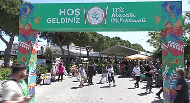 İzmir Büyükşehir Belediye Başkanı Tugay İle Çeşme Belediye Başkanı Denizli, Alaçatı Ot Festivali'nde üretici ve vatandaşla buluştu