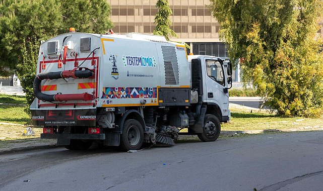 İZMİR'DE HER GÜN 850 İŞÇİ, 2 BİN KİLOMETRELİK GÜZERGAHI TEMİZLİYOR