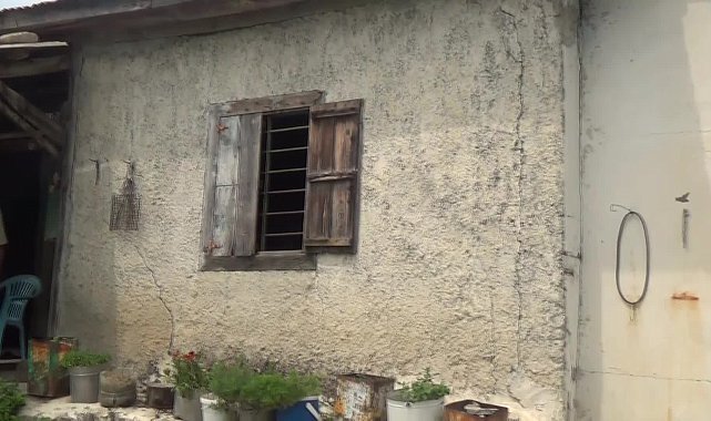 KADİRLİ’DE ŞEBEKE SUYUNUN SIK SIK KESİLMESİ NEDENİYLE SORUN YAŞAYAN YAŞLI ÇİFT DEREDEN GETİRDİKLERİ SUYU İÇİYOR