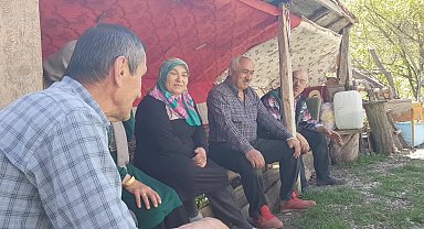 Karabük'te 15 yıl muhtarlık yapan Nazım Şahin koltuğu eşi Kezban Şahin'e devretti