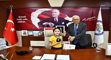 Karadeniz Ereğli Belediye Başkanı Posbıyık, koltuğunu ilkokul öğrencisi Başak Yiğit'e emanet etti