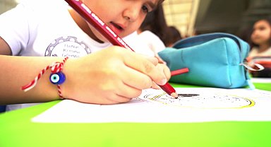 KONYAALTI’NDA KREŞ ÖĞRENCİLERİ, SOKAK HAYVANLARINI UNUTMADI 