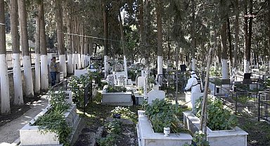 KUŞADASI BELEDİYESİ EKİPLERİ, MEZARLIKLARI RAMAZAN BAYRAMI’NA HAZIRLIYOR