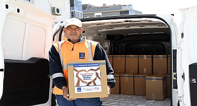 Kuşadası Belediyesi, gıda yardım paketlerini vatandaşlara ulaştırıyor 