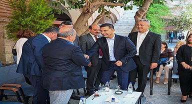 Kuşadası'nda ilçe protokolü vatandaşlarla bayramlaştı