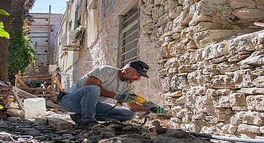 Kuşadası'nın sur duvarları yenileniyor