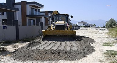 Kuşadası Soğucak Mahallesi'nde yol yenileme çalışmaları sürüyor