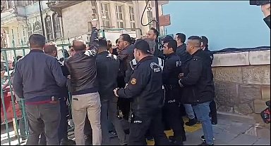 Kütahya'da geçersiz oyların sayıldığı yere girmek isteyenler ile polisler arasında arbede yaşandı