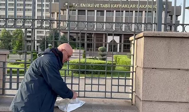 MAHMUT TANAL’IN, ENERJİ VE TABİİ KAYNAKLAR BAKANLIĞI ÖNÜNDEKİ EYLEMİ SABAH SON BULDU: ELEKTRİK KESİNTİLERİNE ÇÖZÜM ÜRETİLMEZSE, DEMOKRATİK TEPKİLERİMİZ DEVAM EDECEK