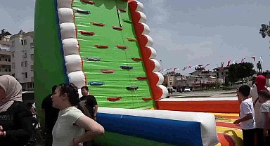 Manavgat'ta uluslararası halk dansları eşliğinde renkli 23 Nisan kutlaması