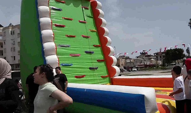 Manavgat'ta uluslararası halk dansları eşliğinde renkli 23 Nisan kutlaması