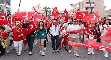 Marmaris'te 23 Nisan korteji ile 104. yıl coşkusu