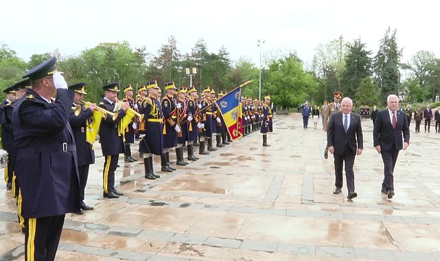 MİLLİ SAVUNMA BAKANI GÜLER, BÜKREŞ'TE MEÇHUL ASKER ANITI'NI ZİYARET ETTİ
