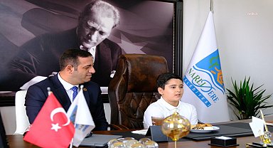 Narlıdere Belediye Başkanı Uzun, koltuğu küçük Ali'ye devretti