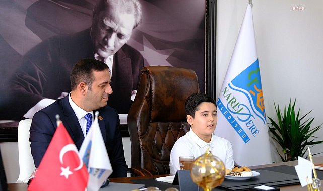 Narlıdere Belediye Başkanı Uzun, koltuğu küçük Ali'ye devretti