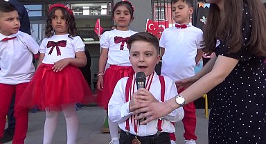 Okuma yazma bilmeyen 5 yaşındaki Muhammed Miraç Aras, İstiklal Marşı'nı ezbere okudu