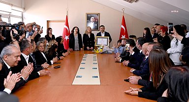 Ömer Günel, mazbatasını aldı: "Kuşadası bu seçimi kendisine yakıştığı gibi tamamladı"