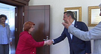 Özgür Özel, KESK Eş Başkanı Ayfer Koçak'ı kabul etti