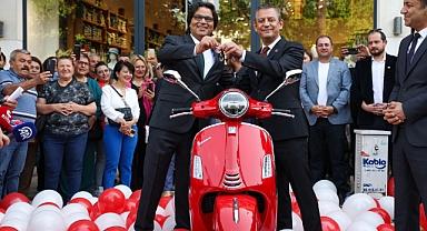 Özgür Özel, ‘kırmızı motor’ sözünü tuttu, anahtarı teslim etti