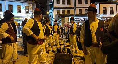 Safranbolu'da itfaiye erleri, tulumbacı kıyafetleri ile Tarihi Çarşı'da gösteri yaptı