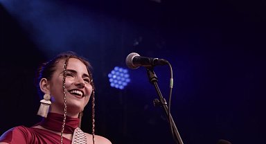 Sanatçı Luna Erşahin, Danimarka'daki festivallerde binlerce insana zılgıt çekmeyi öğretiyor