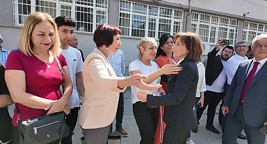 Seyhan Belediye Başkanı Oya Tekin mazbatasını aldı