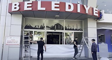 Soma Belediyesi'ne 'Türkiye Cumhuriyeti' tabelası asıldı