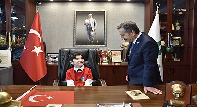Tepebaşı Belediye Başkanı Ataç, makamını çocuklara emanet etti