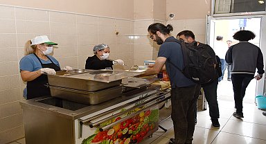 TEPEBAŞI BELEDİYESİ’NİN ÜNİVERSİTE ÖĞRENCİLERİNE SUNDUĞU ÜCRETSİZ YEMEK HİZMETİ SÜRÜYOR
