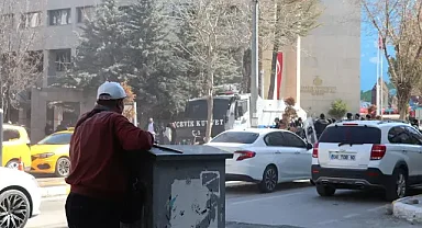 Van Belediye Başkanlığı DEM Parti'den AKP'ye geçti, vatandaşlar sokağa çıktı