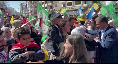 Van Büyükşehir ve 13 ilçe belediyesinde seçimi kazanan DEM Parti, Musa Anter Parkı'nda kutlama yaptı